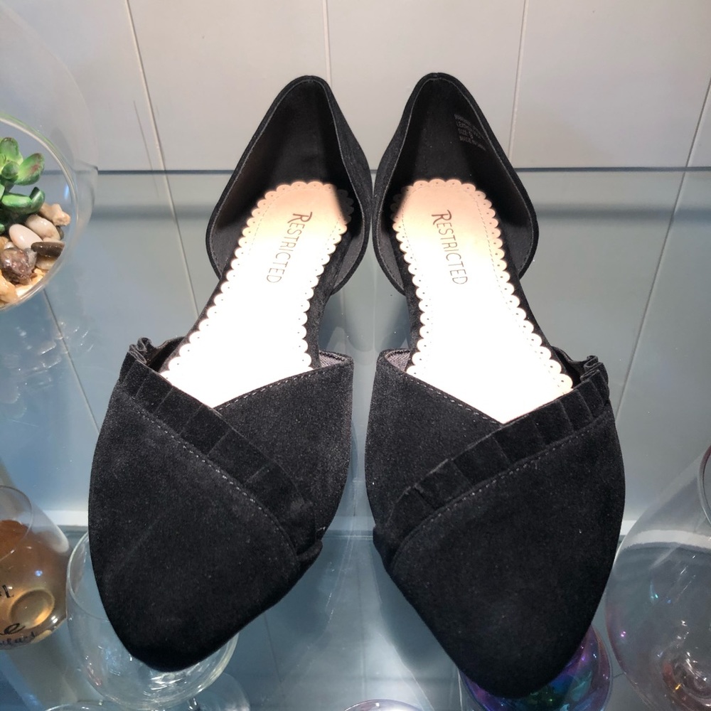 Pointed Flats with Ruffle Details - Picture 2 of 4